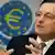 Hessen/ Der Praesident der Europaeischen Zentralbank (EZB), Mario Draghi, spricht am Donnerstag (05.07.12) in Frankfurt am Main auf der Pressekonferenz nach der Sitzung des EZB-Rates. Die EZB senkt den Leitzins um 25 Basispunkte auf 0,75 Prozent. (zu dapd-Text) Foto: Mario Vedder/dapd