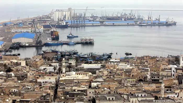Blick über die Hafenanlage der libyschen Hauptstadt Tripolis, aufgenommen am 11.01.2005. Foto: Tor Wennström AFR28 +++(c) dpa - Report+++, Blick über die Hafenanlage der libyschen Hauptstadt Tripolis, aufgenommen am 11.01.2005. Foto: Tor Wennström AFR28 +++(c) dpa - Report+++