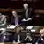 Italiens Ministerpräsident Mario Monti spricht im Parlament in Rom. EPA/CLAUDIO PERI