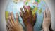 Hände halten einen Globus in die Höhe (Foto: Fotolia/Joachim Wendler) Hände halten einen Globus in die Höhe (Foto: Fotolia/Joachim Wendler)
