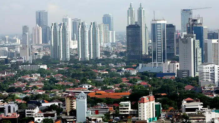 A general view of Jakarta residential district (C) with high-rise office buildings on background in Jakarta, Indonesia on 22 April 2008. As Indonesia marks the earth day 22 April, Industrial pollution continues to affect the country's cities, countryside, air and waterways, with industry being the major source of pollution. Up to one half of river pollutants in Jakarta come from industry. Some 73 percent of well water in the Jakarta is contaminated by ammonia, while some 13 percent of well water in southern Jakarta is contaminated by mercury. EPA/BAGUS INDAHONO +++(c) dpa - Report+++ pixel