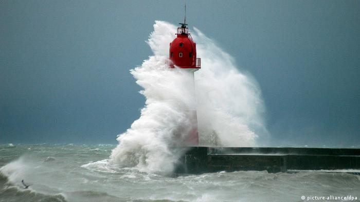Während eines Unwetters brechen sich hohe Wellen an einem Leuchtturm