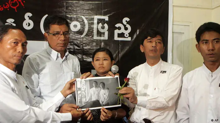 Myanmar's prominent 88 Generation Students Group leader, Min Ko Naing, second from right, senior leader, Ko Ko Gyi, left, and other members hold a picture of recently detained student activists during a commemoration of the 50th anniversary of a brutal military crackdown on students in Yangon, Myanmar, Saturday, July. 7, 2012. More than 20 political activists were detained across Myanmar ahead of the anniversary. Fellow activists said the detentions were proof that the government remains repressive despite the president's widely praised reforms. (Foto:Khin Maung Win/AP/dapd)