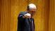 Der rumänische Präsident Traian Basescu macht im Parlament ein Zeichen des Abschieds (Foto: picture alliance/dpa) Der rumänische Präsident Traian Basescu macht im Parlament ein Zeichen des Abschieds (Foto: picture alliance/dpa)