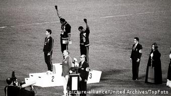 Томми Смит и Джон Карлос выражают протест против расизма в США на церемонии награждения на Олимпиаде в Мехико