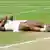 Serena Williams liegt fassunglos auf dem Rücken und freut sich über ihren Wimbledon-Sieg (Foto: EPA/GERRY PENNY)
