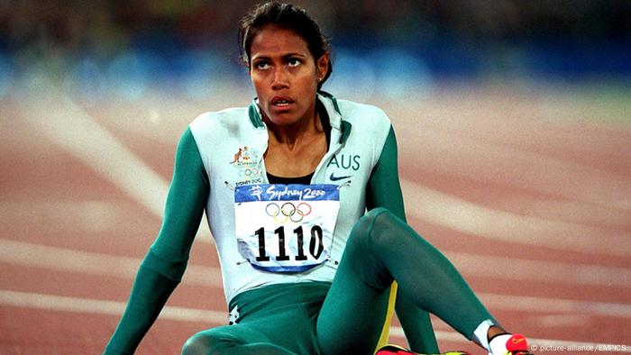 Cathy Freeman sitting on ground after winning gold medal (picture-alliance/EMPICS)