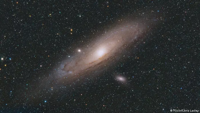 Titel Spiralgalaxie Andromedanebel Beschreibung WIKIPEDIA Die Andromedagalaxie (von der historischen Bezeichnung her auch Andromedanebel oder Großer Andromedanebel sowie manchmal auch fälschlich Andromeda-Galaxis genannt) ist eine Spiralgalaxie vom Typ Sb. Sie ist im Messier-Katalog als M 31 und im New General Catalogue als NGC 224 verzeichnet. Am Sternenhimmel ist sie im Sternbild Andromeda, nach dem sie benannt ist, zu finden. In klaren Nächten kann die Andromedagalaxie von einem dunklen Standort aus mit bloßem Auge gesehen werden. Sie ist das fernste Objekt, das regelmäßig mit bloßem Auge gesehen werden kann. Schlagworte Andromedanebel, Andromedagalaxie, Universum, Nebel, Astronomie, Wissenschaft, Weltall, Nebel, Andromeda Copyright Flickr/Chris Lasley You are free: to Share — to copy, distribute and transmit the work to Remix — to adapt the work Under the following conditions: Attribution — You must attribute the work in the manner specified by the author or licensor (but not in any way that suggests that they endorse you or your use of the work). Noncommercial — You may not use this work for commercial purposes. Share Alike — If you alter, transform, or build upon this work, you may distribute the resulting work only under the same or similar license to this one.