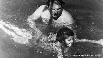 dw.de kultur: Geschichtsbilder Carl Zuckmayer bringt seiner Tochter das Schwimmen bei (Foto: ullstein bild/Alfred Eisenstaedt)