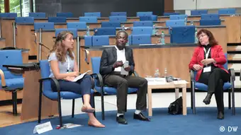 Journalisten diskutieren: Nadia Pontes aus Brasilien und Kossivi Tiassou aus Togo