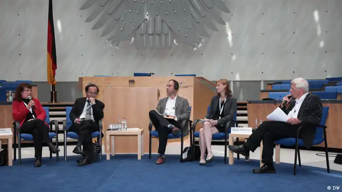 Manuela Kasper-Claridge, Prof. Chuichi Arrakwa, Jeremy Runnals, Nicole Weinhold und Moderator Franz Alt