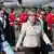 Bundeskanzlerin Angela Merkel (CDU, M.) wird am Dienstag (10.07.2012) auf dem Flughafen Halim Perdanakusuma in Jakarta (Indonesien) vom indonesischen Außenminister Marty Natalegawa (r) und der Ehrengarde empfangen. Die Reise der deutschen Politikerin ist der erste Besuch in ihrer Funktion als Bundeskanzlerin in Indonesien. Foto: Soeren Stache dpa +++(c) dpa - Bildfunk+++