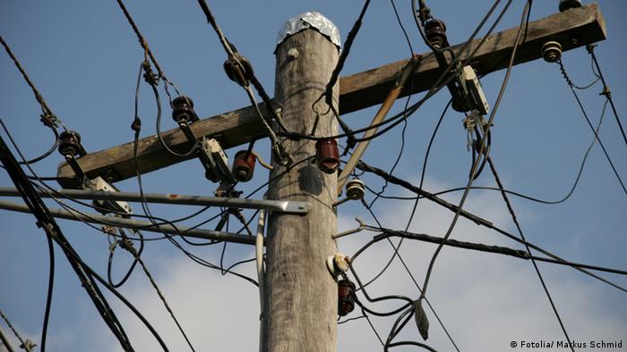 Symbolbild Strommast Stromkosten Strom Überirdisch Telefonleitung