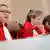 Vosskuhle (L) in roter Robe während einer Verhandlung; neben ihm weitere Verfassungsrichter (Foto: REUTERS)