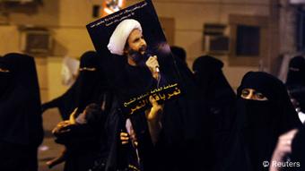 Proteste in Saudi-Arabien mit einem Bild von Nimr Bakir al-Nimr 2012 (Foto: Reuters)