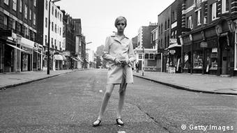 Το μοντέλο Τουίγκι με μίνι φούστα το 1966.