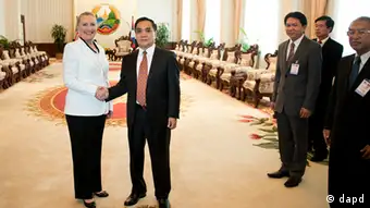 U.S. Secretary of State Hillary Rodham Clinton, left, and Laotian Prime Minister Thongsing Thammavong pose for photos before their meeting at the Prime Minister's Office in Vientiane, Laos, Wednesday, July 11, 2012. (Foto:Brendon Smialowski, Pool/AP/dapd)