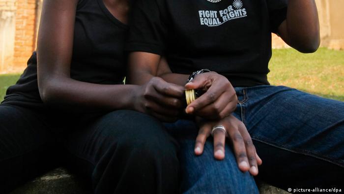 Lesbisches Paar in Uganda (Foto: DPA)