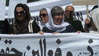 سیما سمر، رییس کمیسیون مستقل حقوق بشر و نمایندگان شماری از نهادهای جامعه مدنی در تظاهرات حضور داشتند.