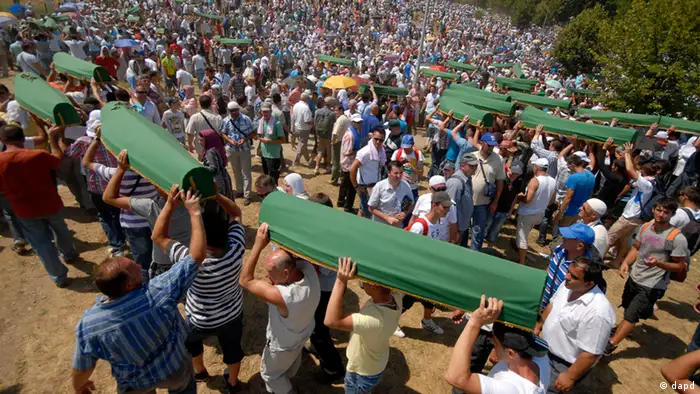 Bosnian Muslim men carry coffins of their relatives during a mass funeral for Srebrenica victims, at Memorial Cemetery Potocari,160 kms northeast of Sarajevo, Bosnia, Wednesday, July 11, 2012. Thousands gathered in the cemetery for the mass burial of 520 bodies, marking the 17th anniversary of the Srebrenica massacre. (Foto:Sulejman Omerbasic/AP/dapd).