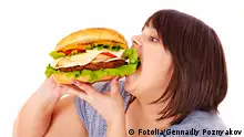 Frau ißt Hamburger