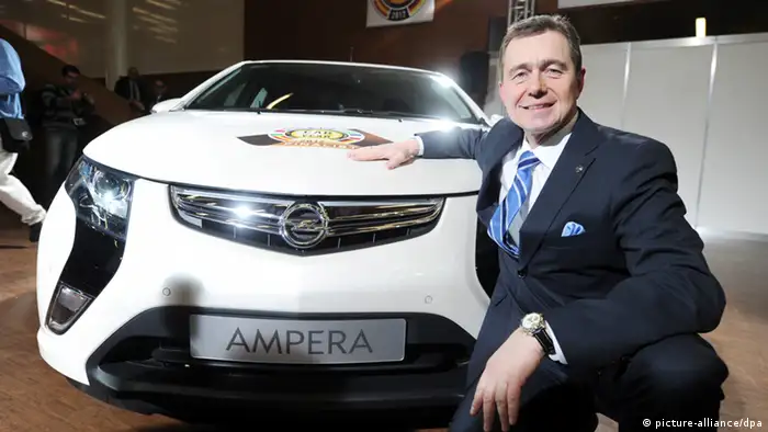 ARCHIV - Karl-Friedrich Stracke, Vorstandsvorsitzender von Opel, hockt am 05.03.2012 im Rahmen des Autosalon Genf an einem Opel Ampera Volt der als Car of the Year 2012 präsentiert wurde. Stracke ist von seiner Position als Opel-Vorstandsvorsitzender zurückgetreten. wurden. Foto: Uli Deck dpa (zu dpa 1237 vom 12.07.2012) +++(c) dpa - Bildfunk+++