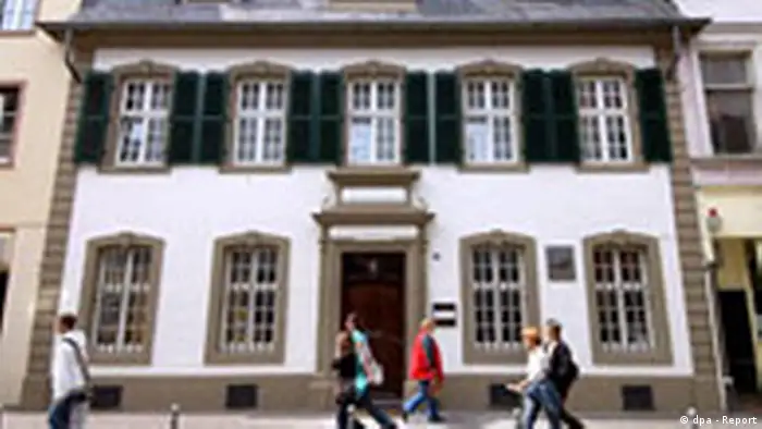 Am Mittwoch (08.06.2005), einen Tag vor der offiziellen Neueröffnung des Karl-Marx Hauses in Trier, gehen Menschen an dem Gebäude vorbei. Nach mehreren Wochen Renovierung wird das Haus am Donnerstag (9. Juni) mit neu gestalteter Ausstellung und frisch gestrichen wieder für die Besucher aus aller Welt geöffnet. Foto: Harald Tittel/dpa/lrs +++(c) dpa - Report+++