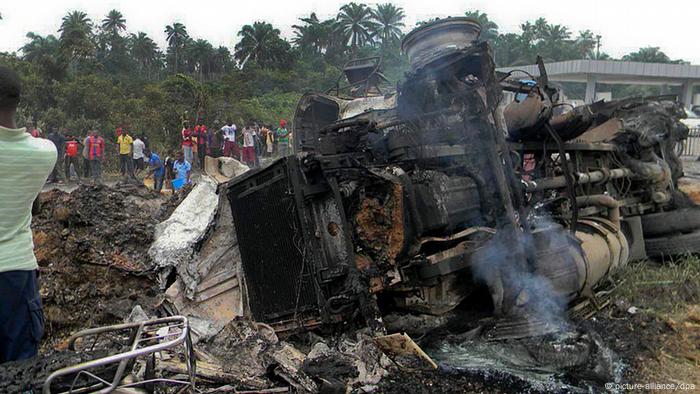 Nigeria fuel tanker explosion kills at least 95 | News | DW | 12.07.2012