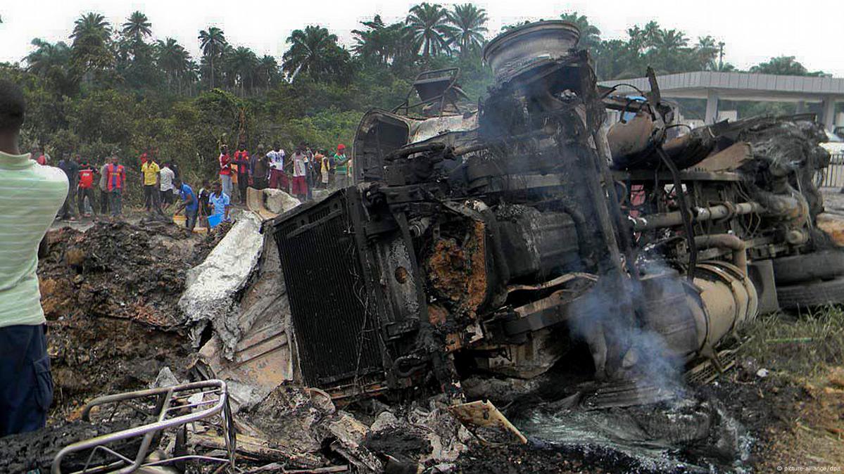 Nigeria oil fireball kills scores – DW – 07/12/2012