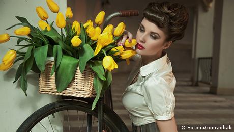 Frau mit Tulpen und Fahrrad