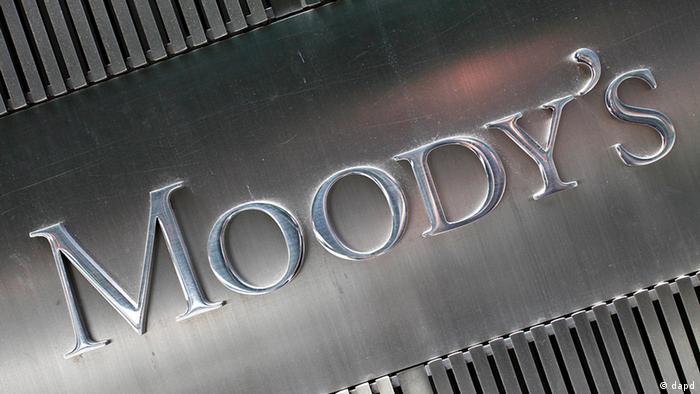 Логотип рейтингового агентства Moody's на офисе в Нью-Йорке