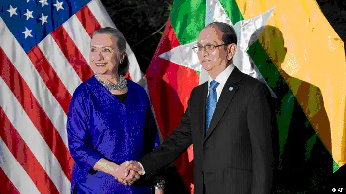 U.S. Secretary of State Hillary Rodham Clinton, left, and Myanmar Preside Thein Sein shake hands before a meeting at Le Meridien Hotel Friday, July 13, 2012 in Siem Reap, Cambodia. Clinton is in Cambodia to attend ASEAN regional forum and meet with other ministers and leaders to strengthen economic and strategic relationships between Asia and the U.S. (Foto:Brendan Smialowski, Pool/AP/dapd)