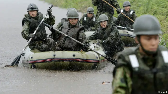 Japan's Ground Self-Defense Force personnel on rubber boat search for missing people in Aso, Kumamoto Prefecture, Japan, Saturday, July 14, 2012. Heavy rain triggered flash floods and mudslides in southern Japan on Thursday, killing nearly two dozens of people. (Foto:Kyodo News/AP/dapd) JAPAN OUT, MANDATORY CREDIT, NO LICENSING IN JAPAN, CHINA, HONG KONG, SOUTH KOREA AND FRANCE