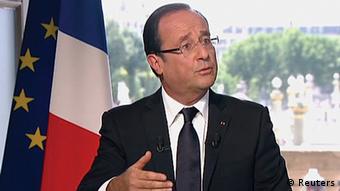 Francois Hollande redend vor National- und Europaflagge. REUTERS