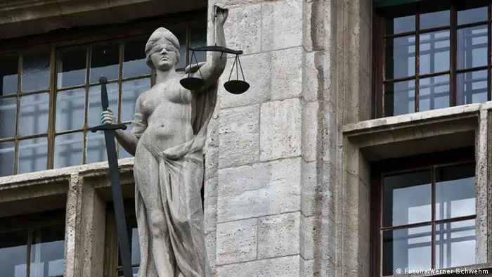 Justitia - Göttin der Gerechtigkeit © Werner Schwehm #10382551