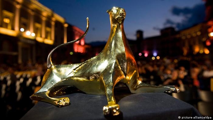 Statue eines goldenen Leoparden auf Kissen (Filmfestival Locarno)