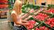 Woman purchasing fruit and vegetables from a supermarket (Photo: dpa/DW) Woman purchasing fruit and vegetables from a supermarket (Photo: dpa/DW)