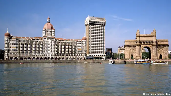 Das Hotel Taj Mahal (l) und das Gateway of India (r) in der indischen Stadt Mumbai (vormals Bombay) im indischen Bundesstaat Maharashtra. Aufnahme von 2007. Foto: Friedel Gierth +++(c) dpa - Report+++