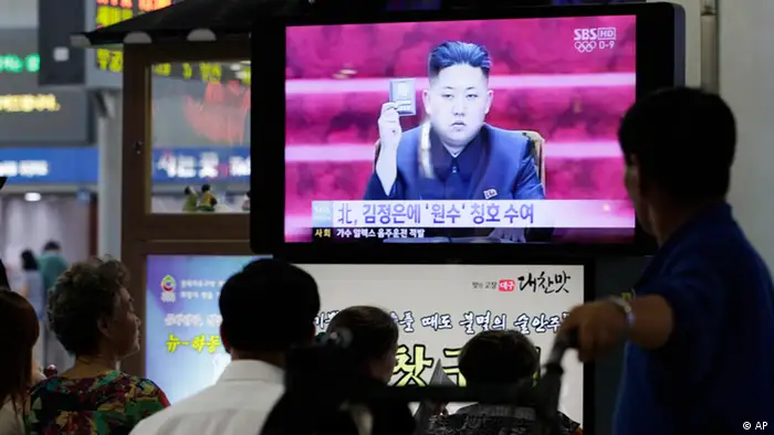 South Koreans watch a TV reporting on North Korean leader Kim Jong Un, at a railway station in Seoul, South Korea, Wednesday, July 18, 2012. North Korean leader Kim Jong Un has been granted the title of marshal, state media reported Wednesday, cementing his status as the authoritarian nation's top military official as he makes key changes to the million-man force. The headline reads North Korea says its leader Kim was given marshal title, (Foto:Ahn Young-joon/AP/dapd)