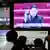 South Koreans watch a TV reporting on North Korean leader Kim Jong Un, at a railway station in Seoul, South Korea, Wednesday, July 18, 2012. North Korean leader Kim Jong Un has been granted the title of marshal, state media reported Wednesday, cementing his status as the authoritarian nation's top military official as he makes key changes to the million-man force. The headline reads "North Korea says its leader Kim was given marshal title," (Foto:Ahn Young-joon/AP/dapd)