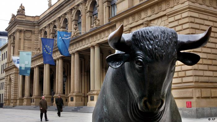 Скульптура быка перед здание франкфуртской биржи.