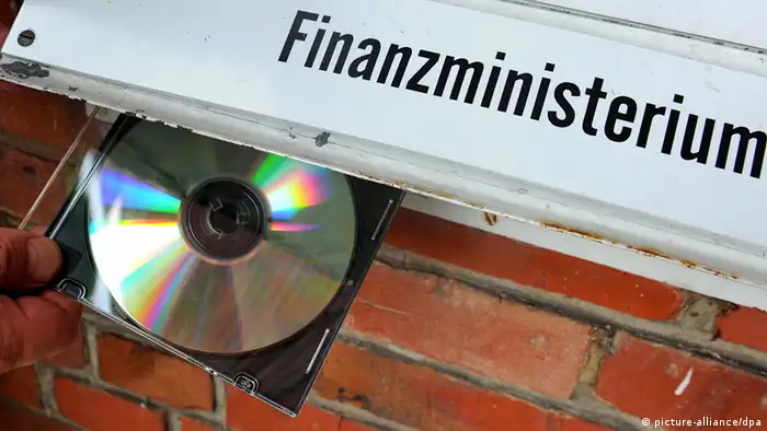 Deutschland Finanzamt Symbolbild Steuer CD Briefkasten
