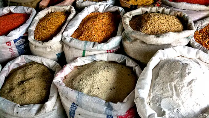 Lebensmittel inclusive Reis, Linsen etc in einem Markt in Bangladesch *** Datum: 20.10.2011 Bild von A H M Abdul Hai, DW, eingestellt im Juli 2012