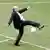 FIFA-Präsident Blatter versucht sich am Ball (Quelle: AP)