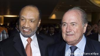 Mohamed Bin Hammam und FIFA-Präsident Sepp Blatter (Foto: picture alliance/dpa).