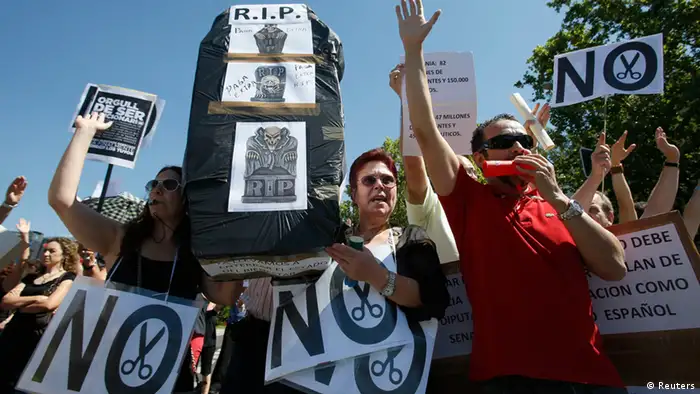 Civil servants shout slogans, as they carry a mock coffin, during a protest against government austerity measures in Madrid July 20, 2012. REUTERS/Sergio Perez (SPAIN - Tags: BUSINESS EMPLOYMENT POLITICS CIVIL UNREST)