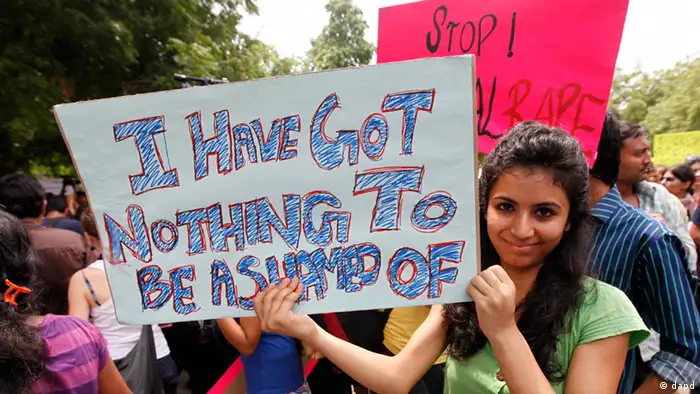 A woman holds a placard at the Delhi SlutWalk in New Delhi, India, Sunday, July 31, 2011. There were no short skirts, fishnet stockings or lingerie on display that were the staple of other global SlutWalk marches as hundreds gathered in India's capital on Sunday to protest sexual violence against women. The event condemned the notion widely held in this traditional society that a woman's appearance can explain or excuse rape and sexual harassment. In India, public sexual taunting or even groping of women, locally known as Eve teasing, is common. (Foto:Mustafa Quraishi/AP/dapd)