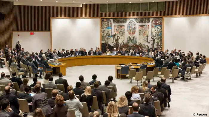 In this photo provided by the United Nations, the United Nations Security Council votes on a resolution that threatens Syria with new sanctions, Thursday, July 19, 2012. The resolution failed after it was vetoed by Russia and China. (Foto:The United Nations, Mark Garten/AP/dapd)