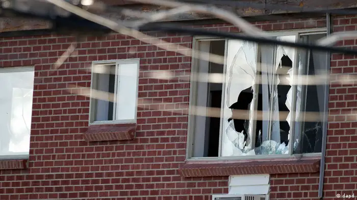 Windows are broken at the apartment of the alleged gunman James Holmes, 24, Friday, July 20, 2012 in Aurora, Colo. Authorities report that 12 died and more than three dozen people were shot during an assault at the theatre during a midnight premiere of The Dark Knight. (Foto:Alex Brandon/AP/dapd)