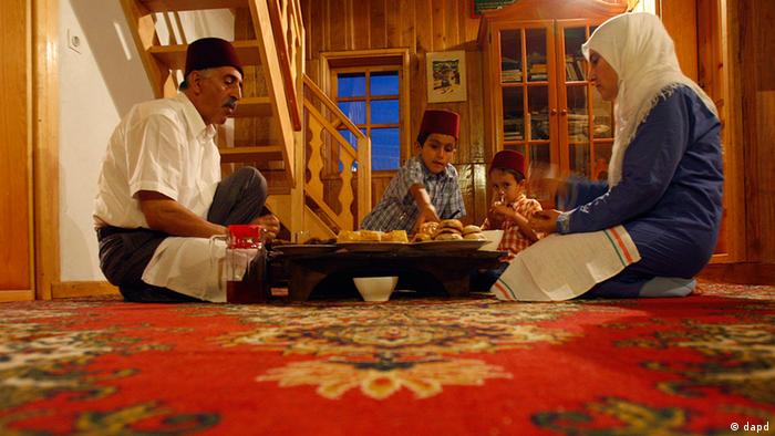 Die Familie Hamidovic isst gemeinsam in Vukovije (Bosnien-Herzegowina) das Iftar-Mahl. - Foto: Amel Emric/AP/dapd